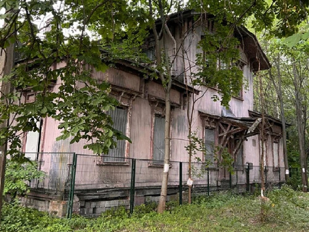 Памятник деревянного зодчества в Петербурге попытаются спасти при помощи домкратов