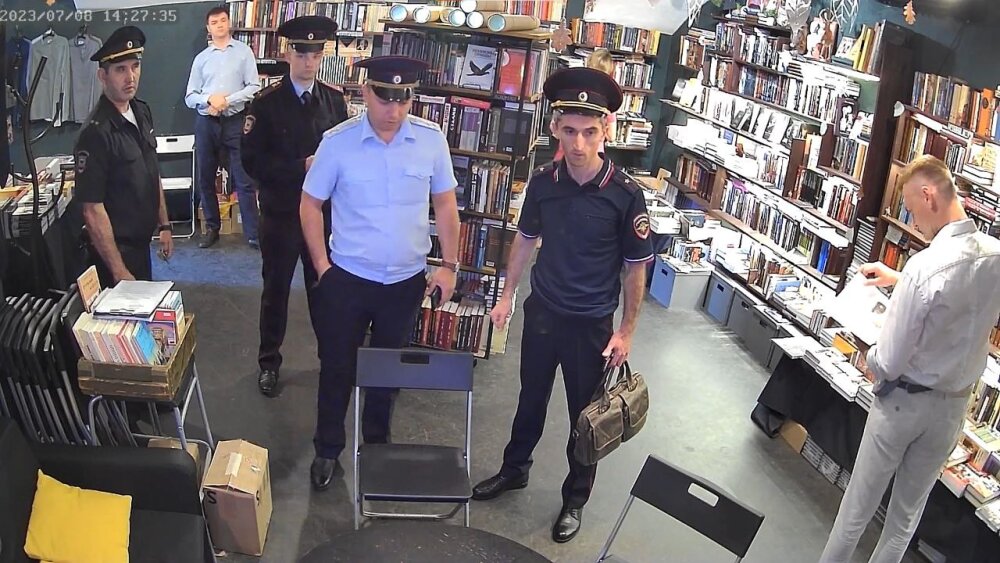В Петербурге полиция несколько дней «прессовала» магазин патриотической книги