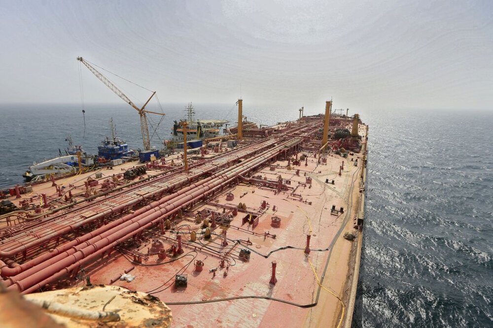 Переливание российской нефти из одного танкера в другой теперь происходит на новом месте
