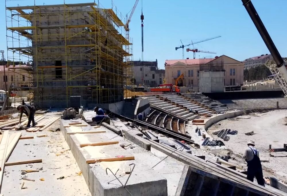 Возведение античного амфитеатра на 1200 зрителей ведется в Севастополе военными строителями