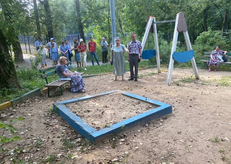Играть на московских детских площадках неинтересно и опасно