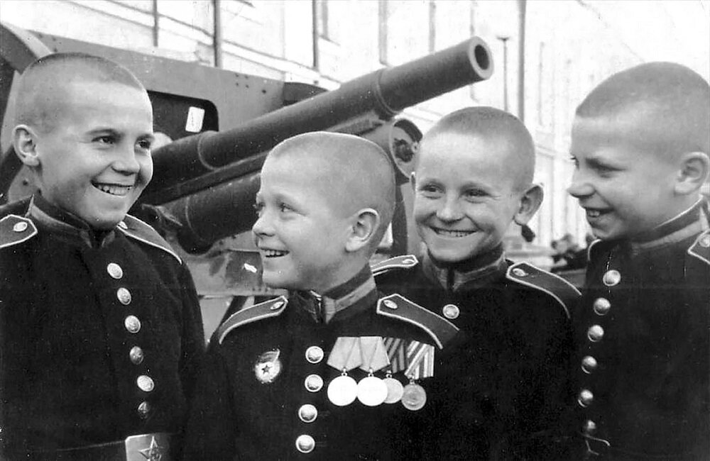 Мальчишки в алых погонах – Суворовские училища празднуют 80-летия со дня создания