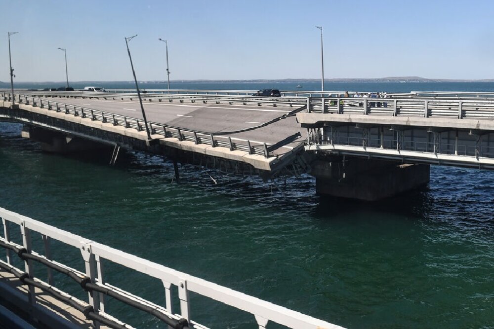 Крымский мост ограждают от морских дронов противника