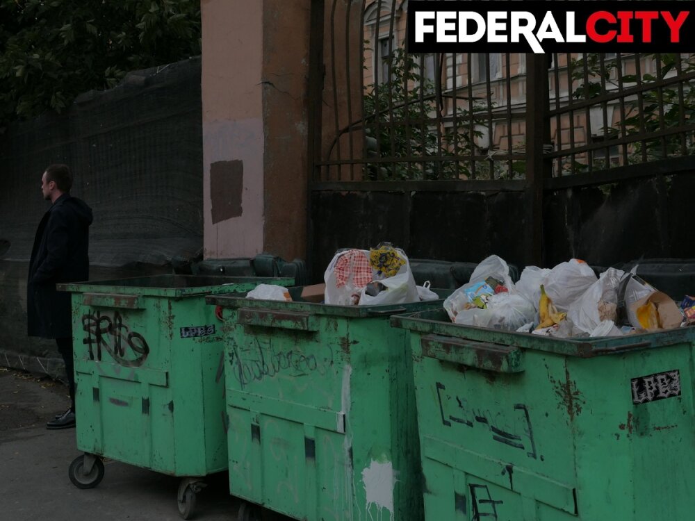 В Петербурге региональный оператор оправдывает срыв графика вывоза мусора вандализмом горожан