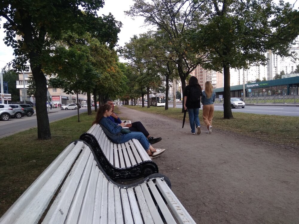 В Петербурге после публикации FederalCity чиновники вернули в аллею скамейки