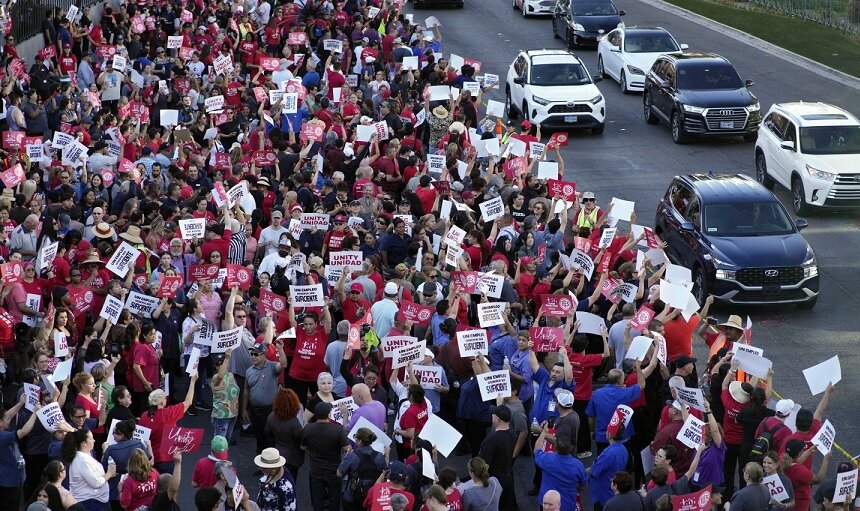 В Лас-Вегасе прошел многотысячный митинг в поддержку сотрудников кафе и ресторанов