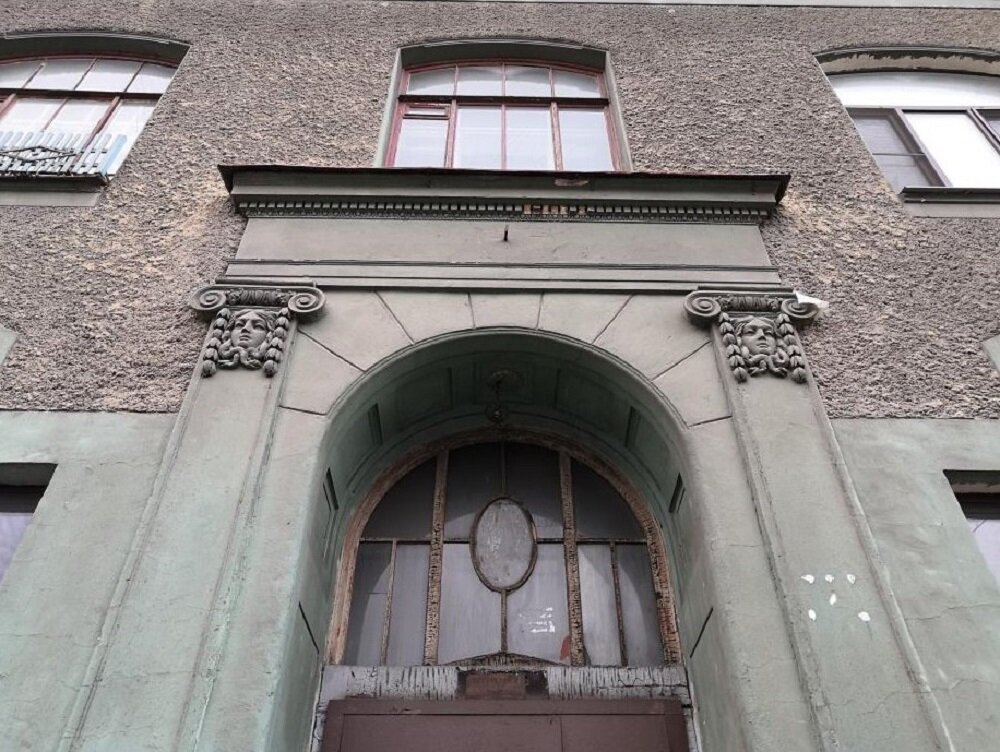 В двух исторических домах Петербурга уничтожаются уникальные витражи