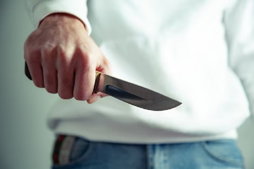 В Петербурге агрессивные мигранты ранили ножом охранника магазина