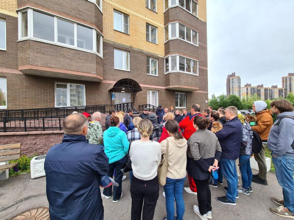 На юге Петербурга горожане борются против угрожающего их домам строительства