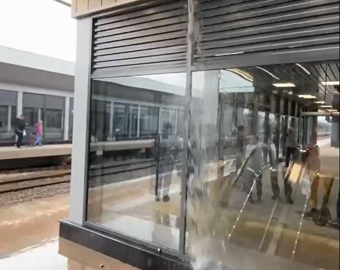На спешно открытых в Москве новых станциях метро уже начались проблемы