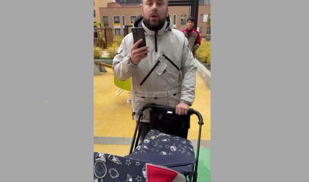 НеГастелло: неизвестный мужчина на Шмитовском проезде протаранил группу рабочих коляской с ребенком