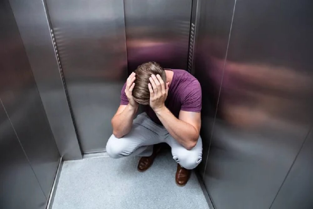 Тринадцать человек задыхались в застрявшем петербургском лифте