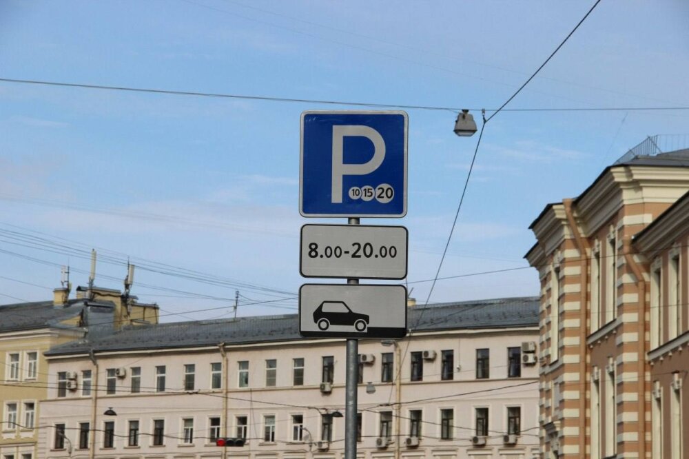 В Петербурге чиновники «выдавливают» автовладельцев на платную парковку