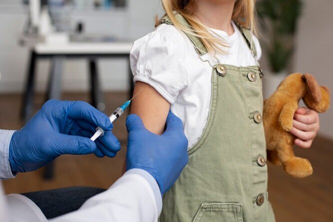 Школьникам навязывают вакцинацию от гриппа и угрожают дистантом